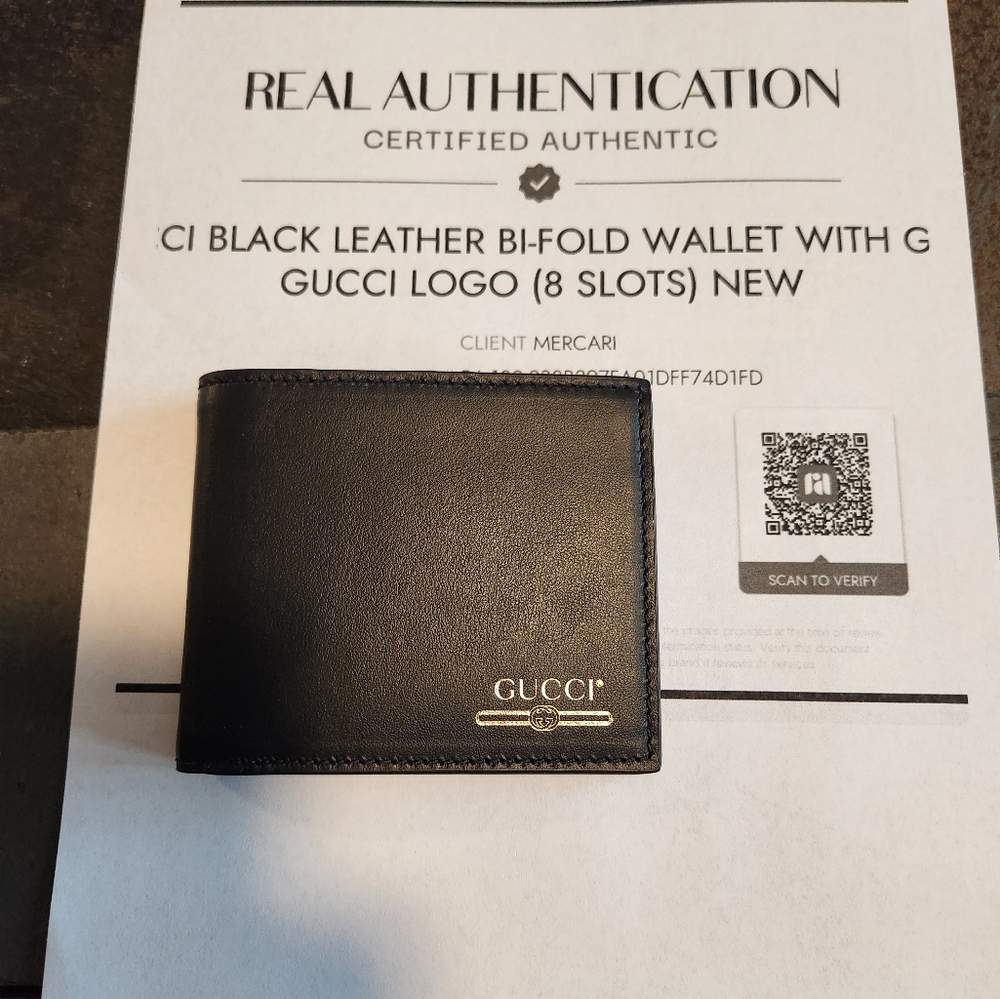 New Gucci Bi-Fold Wallet with Gold Gucci Logo (8 Slots) New Authentic With COA